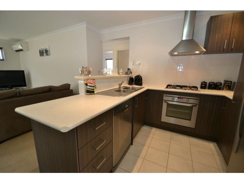 18/15 Crosthwait Circle, Tapping WA 6065