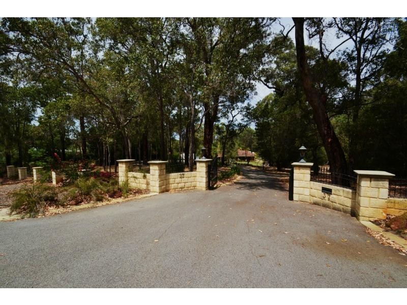 37 Bushland Retreat, Carramar WA 6031