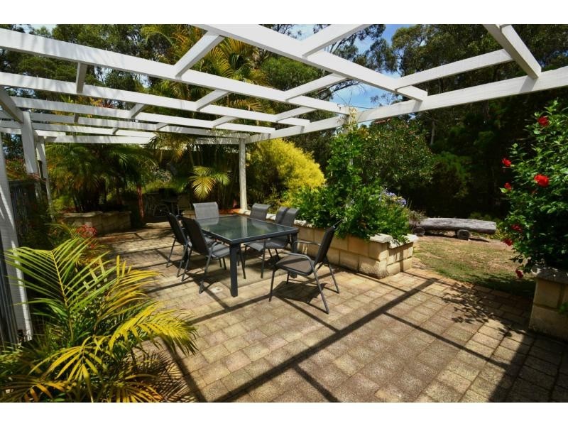37 Bushland Retreat, Carramar WA 6031