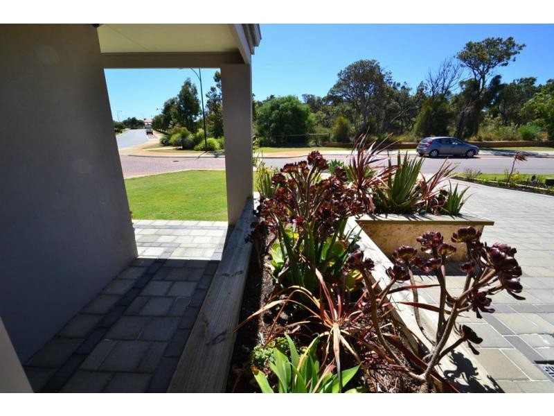 2 Kandalee Gate, Banksia Grove WA 6031
