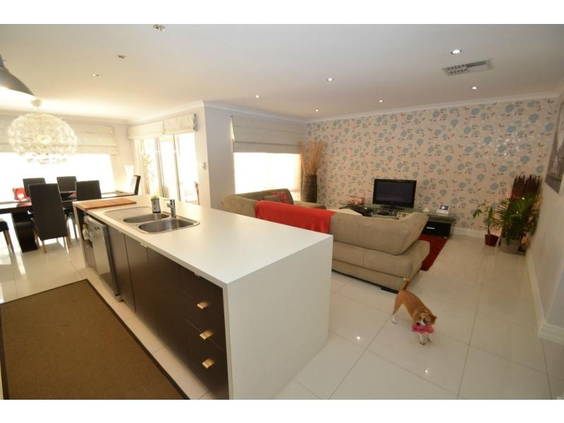 2 Kandalee Gate, Banksia Grove WA 6031