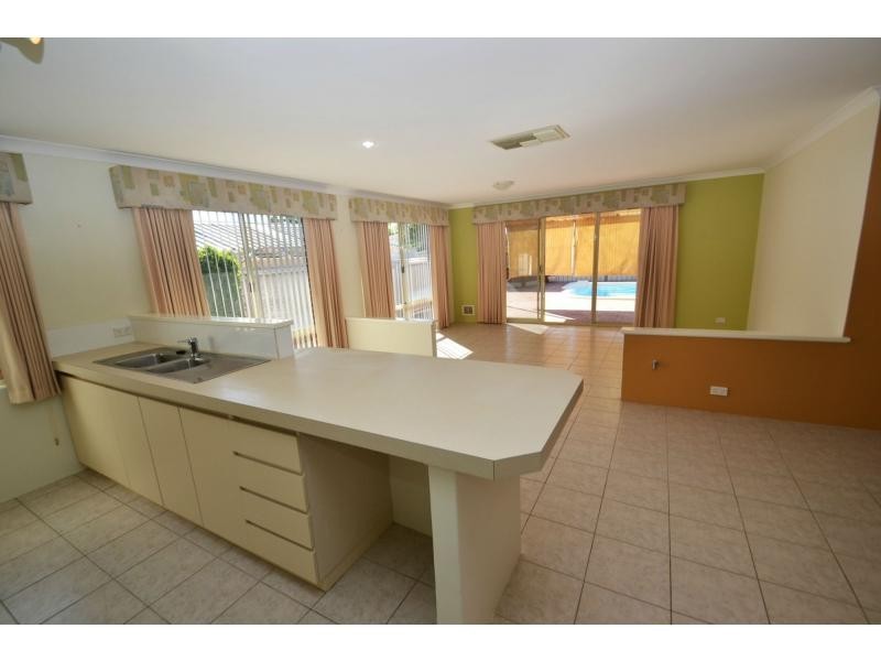 42 Mallina Circuit, Carramar WA 6031