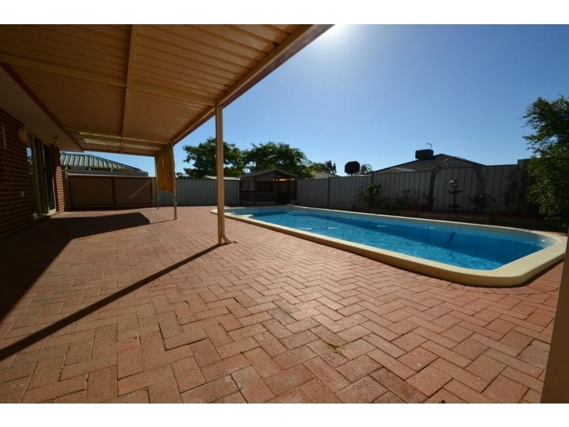 42 Mallina Circuit, Carramar WA 6031