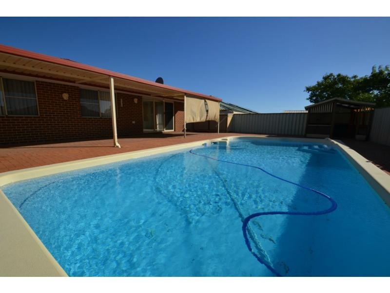 42 Mallina Circuit, Carramar WA 6031