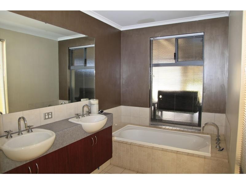 162 Golf Links Drive, Carramar WA 6031