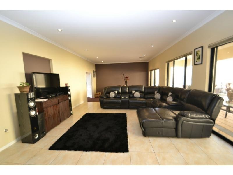 34 Champaigne Drive, Tapping WA 6065