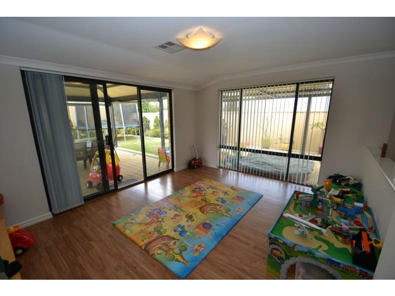 21 Tullow Gardens, Darch WA 6065