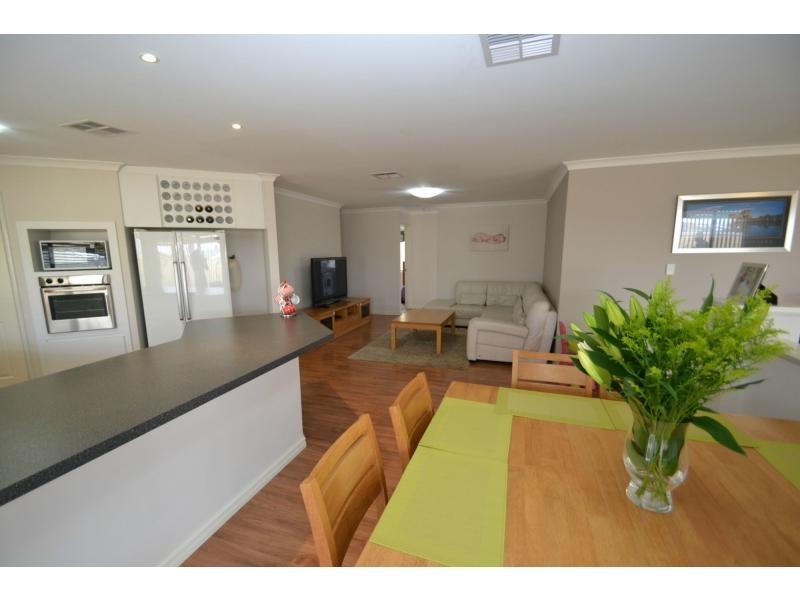 21 Tullow Gardens, Darch WA 6065