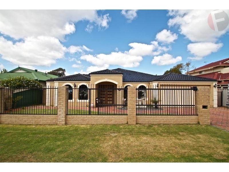 52 Golf Links Drive, Carramar WA 6031