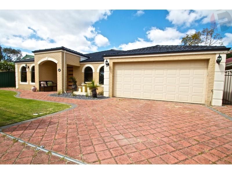 52 Golf Links Drive, Carramar WA 6031