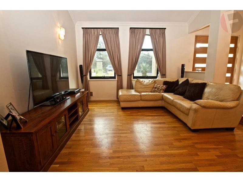 52 Golf Links Drive, Carramar WA 6031