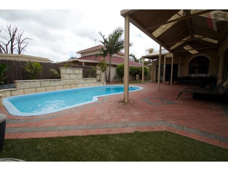 52 Golf Links Drive, Carramar WA 6031