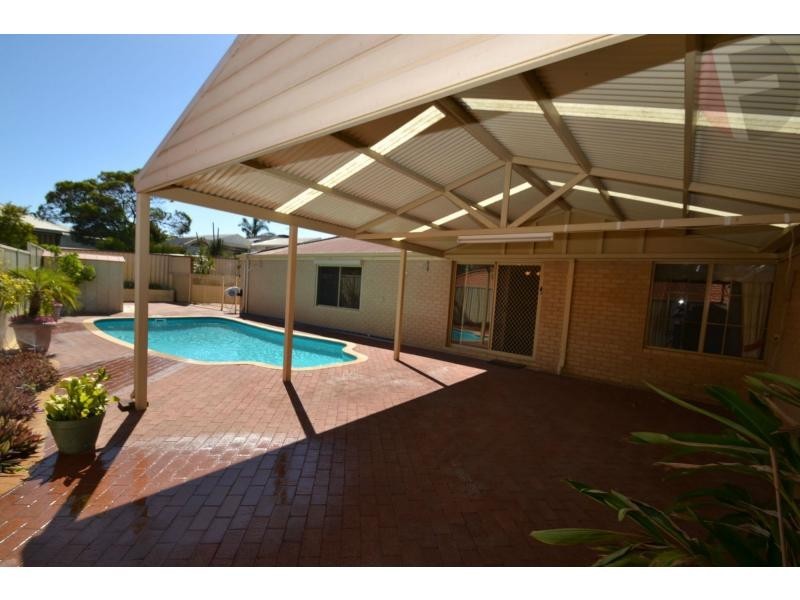 15 Greenock Gardens, Kinross WA 6028