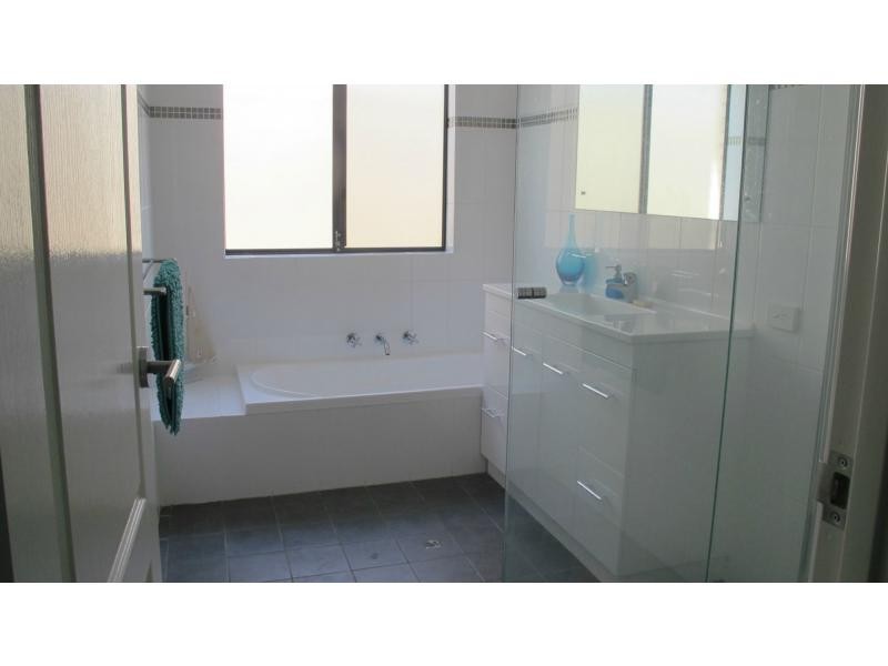 2/1 Denver Avenue, Madeley WA 6065