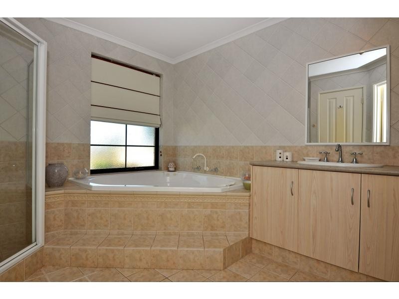 11 Floresta Street, Sinagra WA 6065