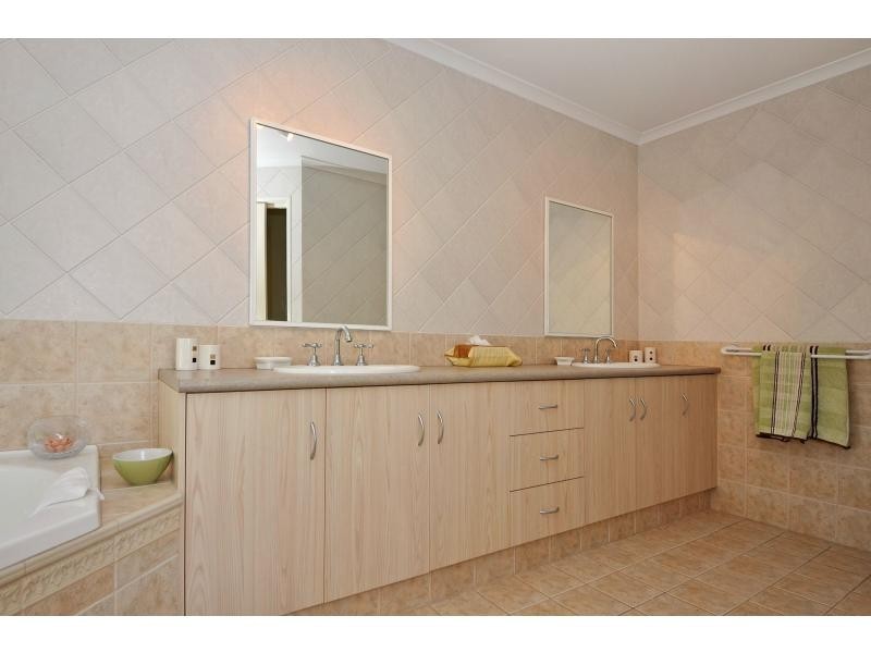 11 Floresta Street, Sinagra WA 6065