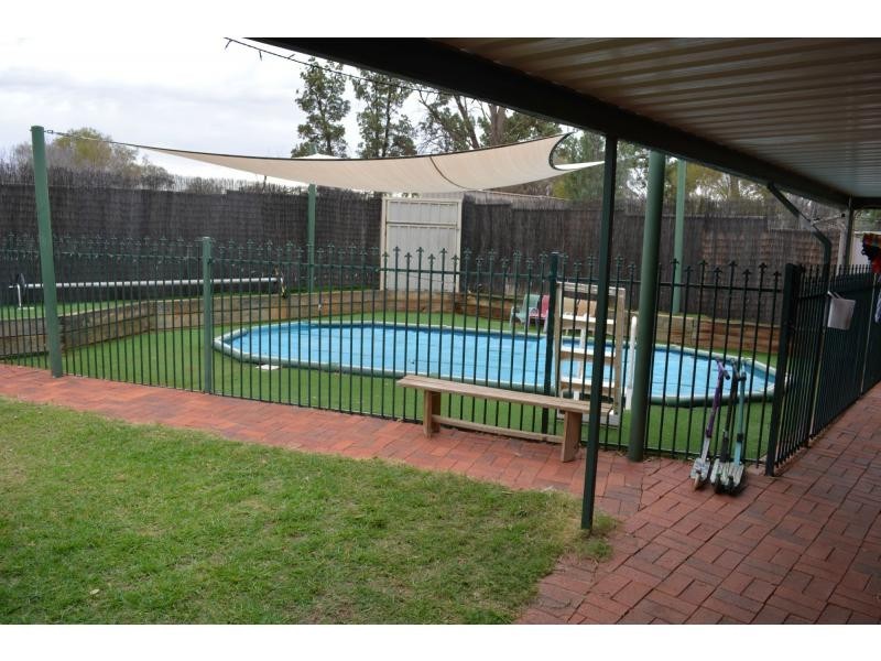 17 FINNISS STREET, Roxby Downs SA 5725