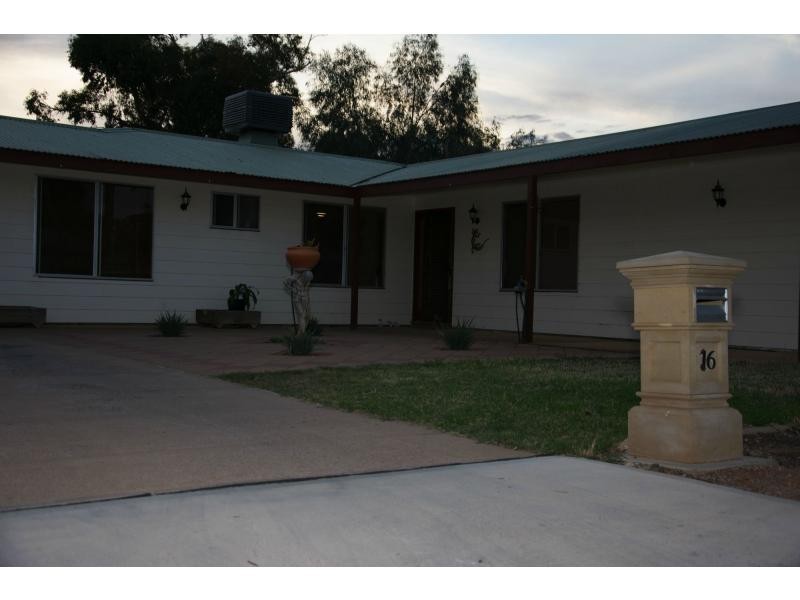 16 Wangianna Street, Roxby Downs SA 5725