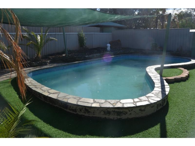 17 Pioneer Drive, Roxby Downs SA 5725