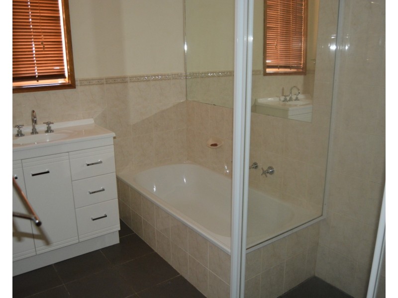 34 Hermit St, Roxby Downs SA 5725