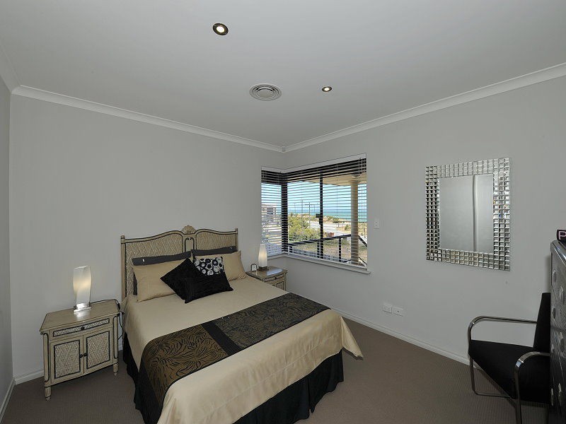 51b Halls Head Parade, Halls Head WA 6210