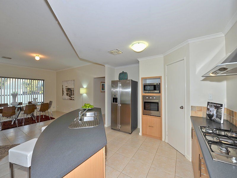 79 Oaklands Avenue, Halls Head WA 6210