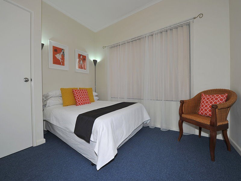 79 Oaklands Avenue, Halls Head WA 6210