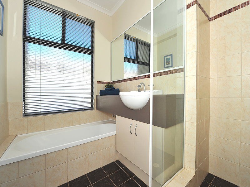 79 Oaklands Avenue, Halls Head WA 6210