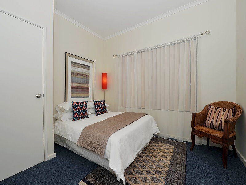 79 Oaklands Avenue, Halls Head WA 6210