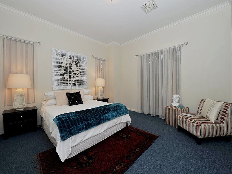 79 Oaklands Avenue, Halls Head WA 6210