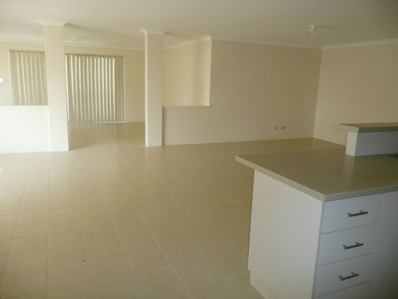 16 Lismore Ridge, Lakelands WA 6180