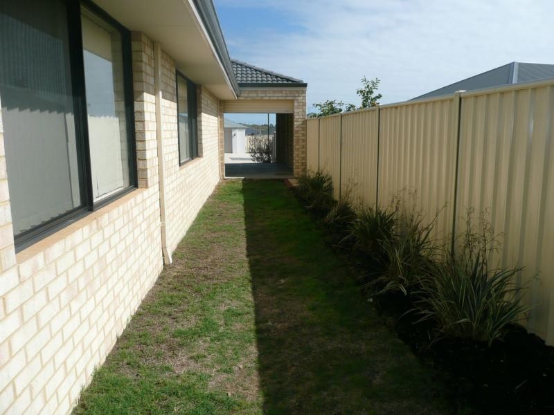 16 Lismore Ridge, Lakelands WA 6180