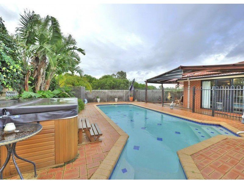 132 Peelwood Parade, Halls Head WA 6210