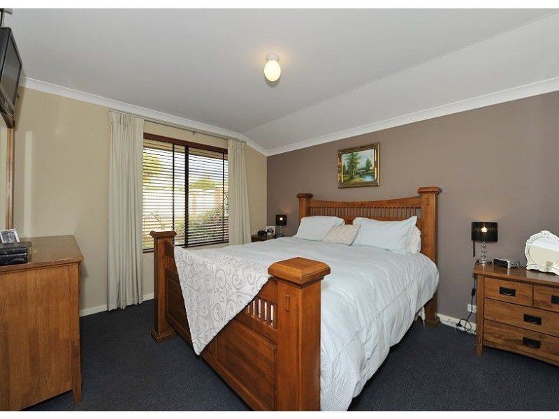 132 Peelwood Parade, Halls Head WA 6210