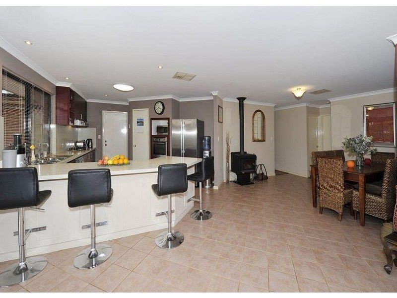 132 Peelwood Parade, Halls Head WA 6210