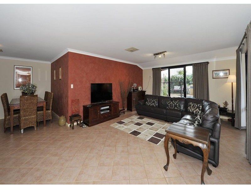 132 Peelwood Parade, Halls Head WA 6210