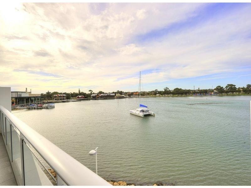 Unit 302/3 Marco Polo Drive, Mandurah WA 6210