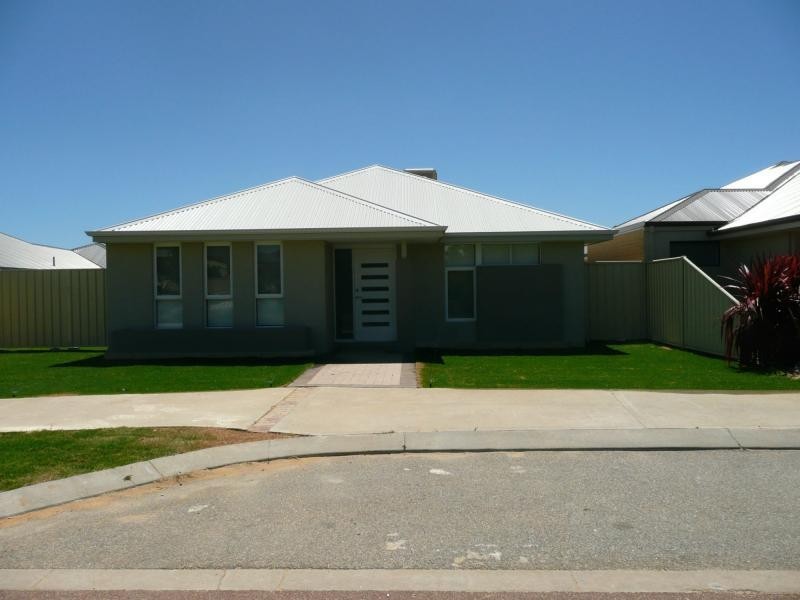 11 Karri Karri Pass, Lakelands WA 6180