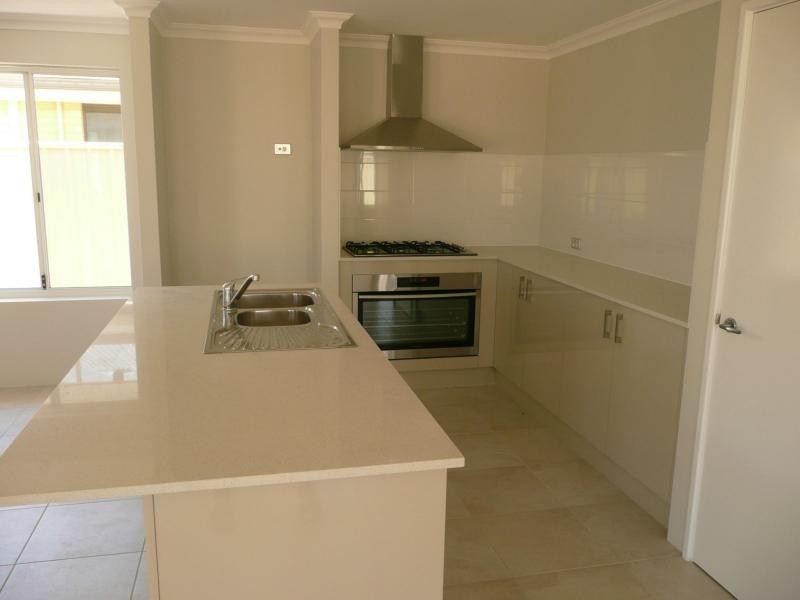 11 Karri Karri Pass, Lakelands WA 6180