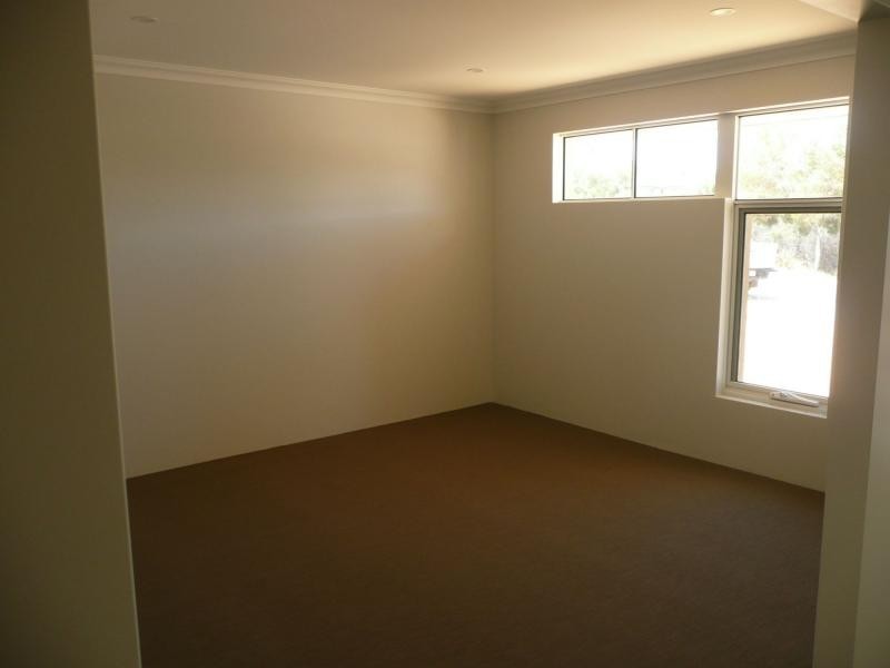 11 Karri Karri Pass, Lakelands WA 6180