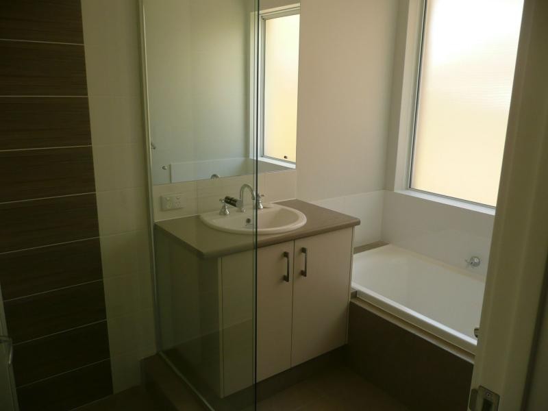 11 Karri Karri Pass, Lakelands WA 6180