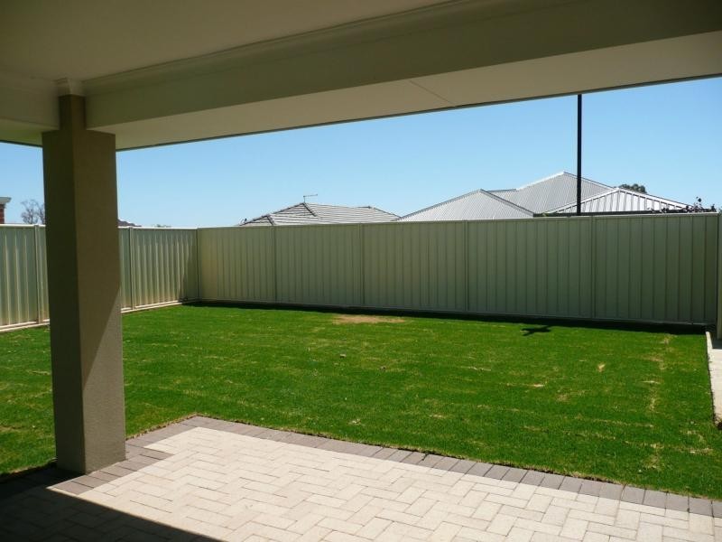 11 Karri Karri Pass, Lakelands WA 6180