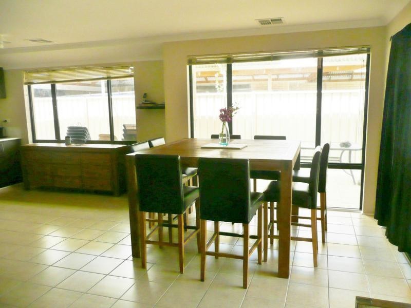 15 Highcliffe Circle, Lakelands WA 6180