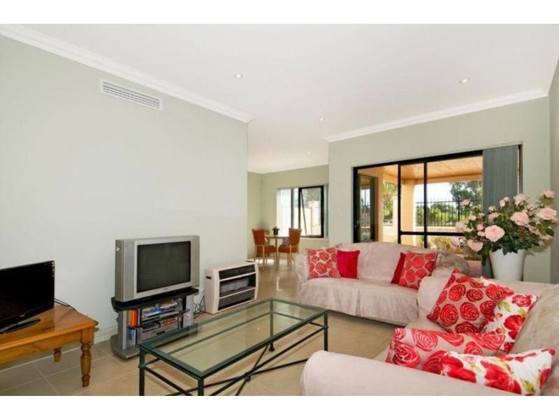 Unit 4/21 Pebble Beach Boulevard, Meadow Springs WA 6210