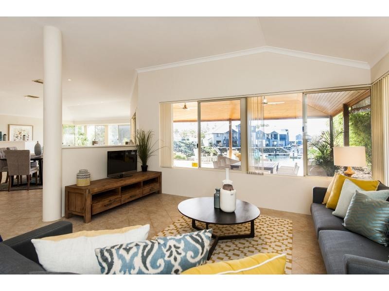 27 Genevieve Court, Halls Head WA 6210