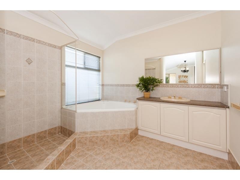 27 Genevieve Court, Halls Head WA 6210