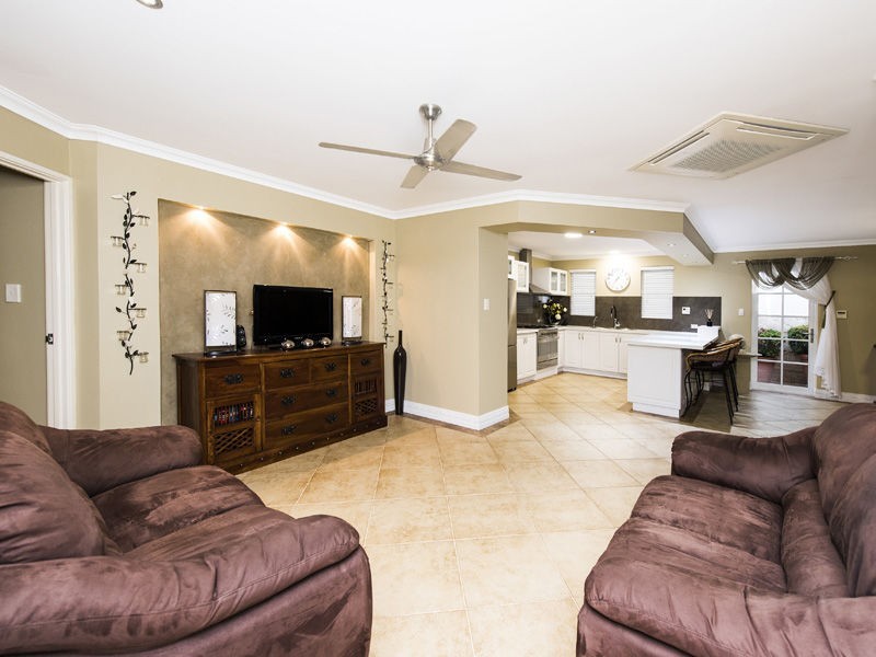 53 Ballard Meander, Lakelands WA 6180