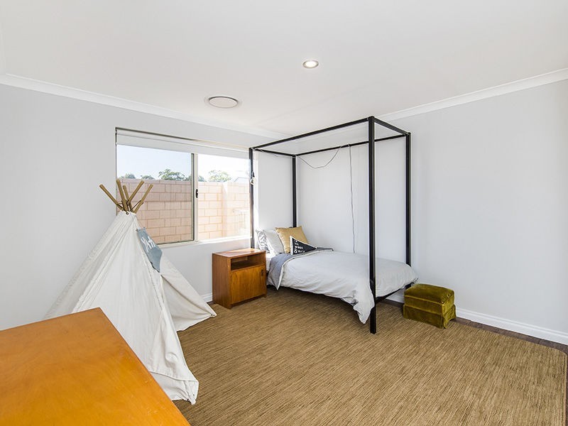 12 Bobtail Bend, Wannanup WA 6210