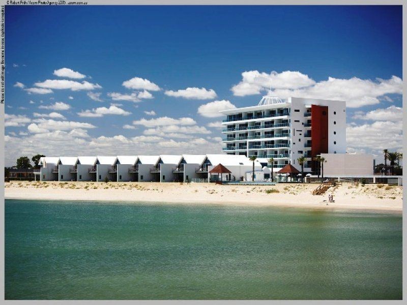 Unit 402//16 Dolphin Drive, Seashells Resort, Mandurah WA 6210