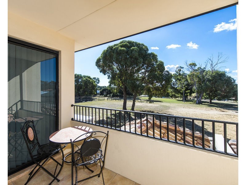 4/21 Pebblebeach Boulevard, Meadow Springs WA 6210